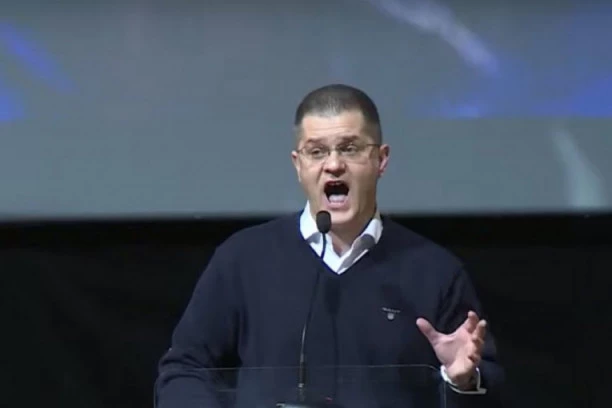 POMINJE I MALE ĐOKICE! JEREMIĆU OZBILJNO NIJE DOBRO: Preti, vređa i ponižava pratioce na "Tviteru"!