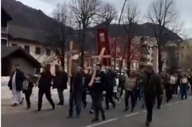 (VIDEO) Litije se nastavljaju: Nekoliko stotina vernika krenulo ka Beranama i Nikšiću!