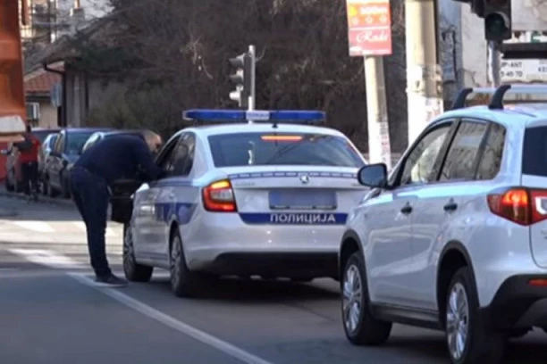 UHAPŠEN! Kroz otvoren prozor BMV-a izbo čoveka!