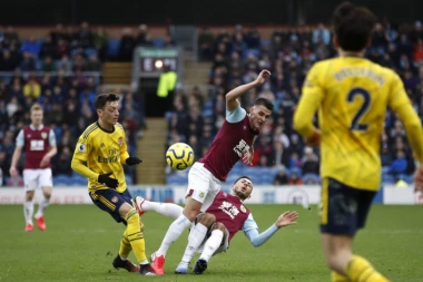 Arsenal ne može nikoga da pobedi: Barnli uzeo bod, a mogao je i sva tri!