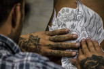ISCRTAO CELO TELO: Zbog tetovaža smatraju da mu treba oduzeti sina! (FOTO)