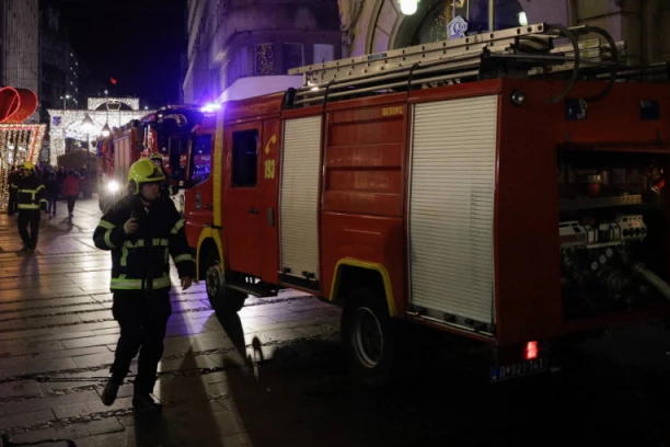 POŽAR U MIRIJEVU: Vatra planula u podrumu, dve osobe prevezena na VMA