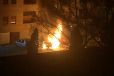 (VIDEO) Drama usred noći: Zapaljen automobil na parkingu u Novom Sadu!