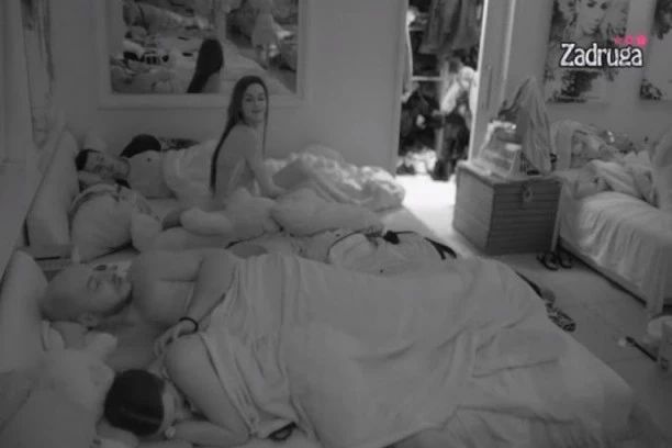 (VIDEO) Šokirala sve! Priznala da joj se sviđa Marko: Upala mu u krevet i odmah su krenuli u AKCIJU!