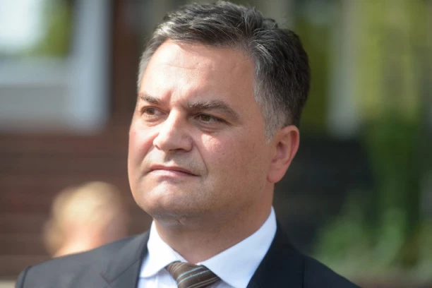 A, ON JOŠ UVEK SEDI U  MINISTARSTVU! Podnet  optužni predlog protiv saradnika Zorane Mihajlović!