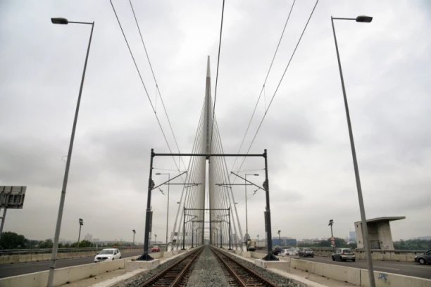 OVO IMA SAMO U BEOGRADU: Čovek krenuo preko tramvajskih šina, pa se zaglavio!
