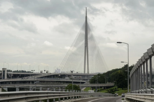 Haos na mostu na Adi: Mladić (21) pokušao da izvrši samoubistvo!