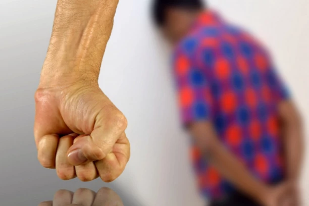 Uhapšena trojica mladića koji su zbog duga maltretirali tinejdžera: Zahtevali da im vrati bezobrazno visoku svotu novca!