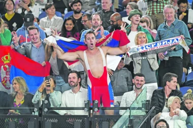 Srpski Borat o trikou koji je oduševio Melburn: Razbio sam tenziju na stadionu i pomogao Novaku da pobedi!