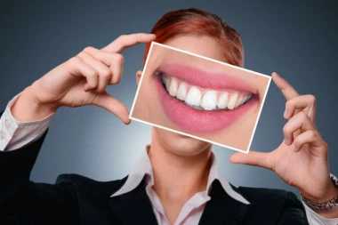 (RECEPT) Zubi će vam zablistati: Napravite sami prirodnu pastu za izbeljivanje
