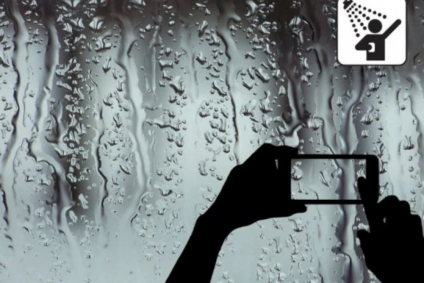 Domar (59) snimao maloletnicu (15) dok se tuširala! Devojčica počela da viče i pojurila za manijakom