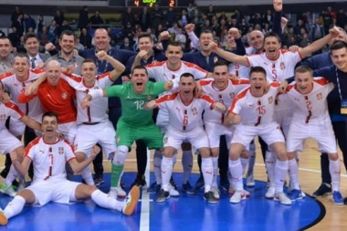 (VIDEO) "ORLOVI", OPREZ: Srbiju u Novom Sadu NAPADA DEFINICIJA LETEĆEG GOLMANA!