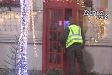 (FOTO) STRAHOTA! Miljana Kulić se zatvorila u govornicu i obavila nuždu? Obezbeđenje hitno reagovalo!