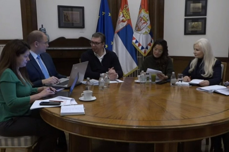 (VIDEO) Vučić odgovarao na pitanja građana: Ovo je predsednik rekao o Kosovu, Crnoj Gori, otkazu jedne žene i porodici