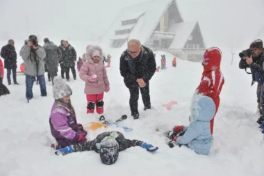 (FOTO) Vesić: Deca sa KiM zajedno sa decom iz Obrenovca na zimovanju na Tari!