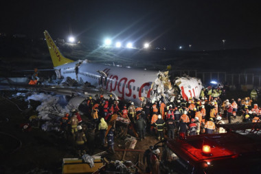 (FOTO, VIDEO) PUTNICI OBLIVENI KRVLJU, TRESU SE OD ŠOKA: Jezivi prizor iz Istanbula nakon što se avion raspao u delove!