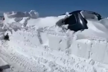 (VIDEO) Jeziv snimak sa Peštera: Pogledajte kako su automobili u koloni potpuno zavejani, ne vide im se ni krovovi!