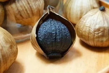 (FOTO) Da li ste čuli za "CRNI BELI LUK"?! Zdraviji je od onog za koji znate i evo kako možete da ga napravite!