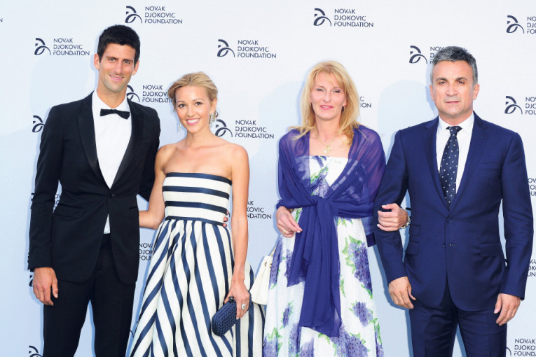 DIJANA I JELENA ĐOKOVIĆ U KLINČU ZBOG NOVAKA: Majka razočarana u Novaka zbog supruge! (FOTO)