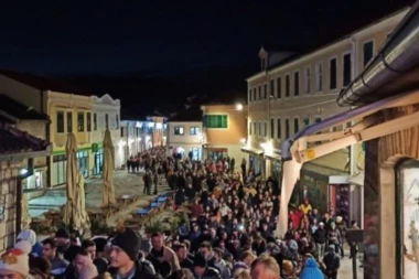 Tivat je i noćas na nogama! Kolona vernika sve veća i veća