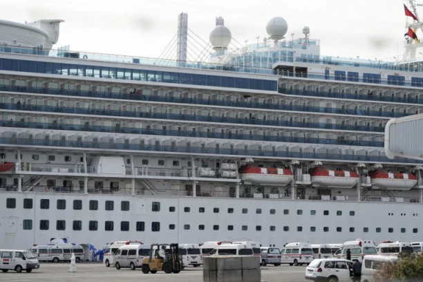 Raste broj obolelih na kruzeru na kom su zarobljeni i Srbi: Japan evakuiše svoje putnike