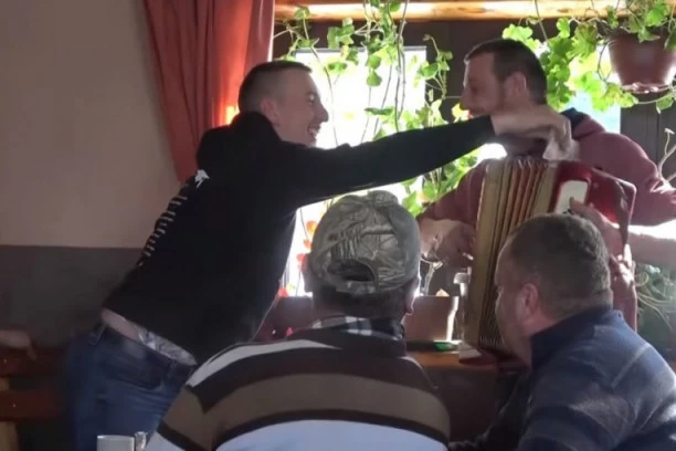 (HIT VIDEO) 12 sati zavejani u "Kafani kod Mire"! Samo Srbi mogu od vremenske katastrofe da naprave pravi ugođaj