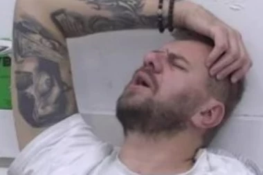 (VIDEO) Nisu mogli da obuzdaju emocije: Balada pokojnog pevača sasekla zadrugare kao udar mača!