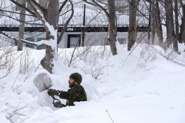 ZA DLAKU IZBEGNUTA TRAGEDIJA: Majku i dete (2) ZATRPAO sneg na Žabljaku, građani i policija ih izbavili!
