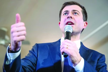 Butedžedž tesno pobedio Sandersa