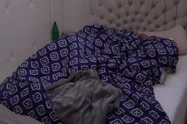 (VIDEO) Bora pokazao svoje umeće u krevetu: Kleo se da neće biti intiman u rijalitiju pa završio sa Milicom pod jorgan planinom!