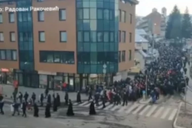 (VIDEO) Detalji sa litije u Bijelom Polju: Ugledao je OCA POLICAJCA, izašao iz reda i URADIO NEŠTO o čemu BRUJE društvene mreže