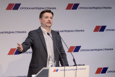 JOVANOV IMA PREDLOG ZA OPOZICIONE MEDIJE: Da se uradi analiza zašto Vučić nosi rolku, a ne nosi kapu?! (FOTO)