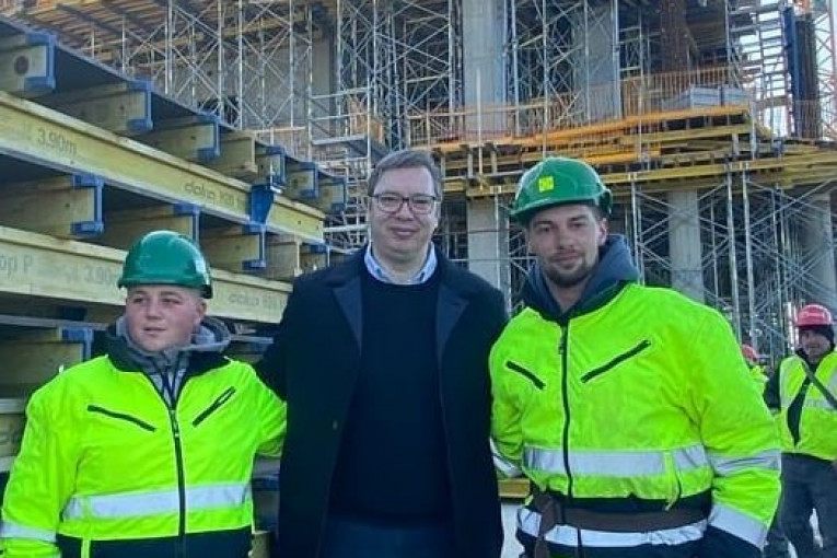 Vučić obišao "Beograd na vodi": Srećan sam što sa radnicima delim radost izgradnje najlepšeg kompleksa