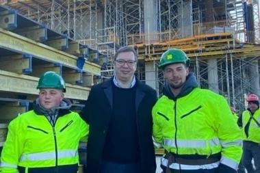 Vučić obišao "Beograd na vodi": Srećan sam što sa radnicima delim radost izgradnje najlepšeg kompleksa