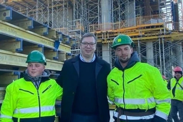 Vučić obišao "Beograd na vodi": Srećan sam što sa radnicima delim radost izgradnje najlepšeg kompleksa