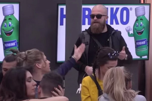 Zar jedna devojka tako da se izražava? Učesnica Zadruge najvulgarnijim psovkama izvređala Pandu, šokirala svoje cimere, od nje ovo niko nije očekivao!