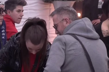 (VIDEO) Hoće li ovako i kada budu u braku? Evo šta je Dragana radila Edisu ispod stola PRED SVIMA!