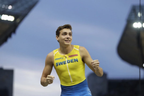 (VIDEO) Postavljen je novi svetski rekord u skoku motkom!