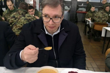 (FOTO) Narodski čovek: Vučić ručao pasulj sa vojskom