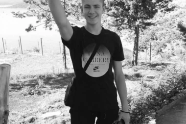 (FOTO) Ovo je mladić iz Sremskih Karlovaca koji je ispao iz vozila i smrtno stradao