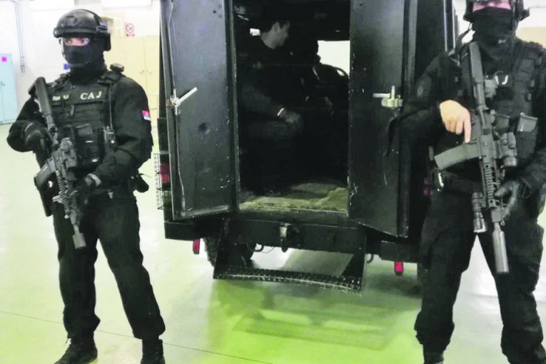 (FOTO) Izručenje Vukotića sprovedeno u najstrožoj tajnosti: Škaljarci planirali da oslobode vođu?!