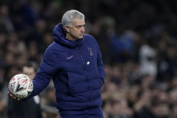 Murinjo deficitarnu poziciju rešava bivšim fudbalerom Barselone!