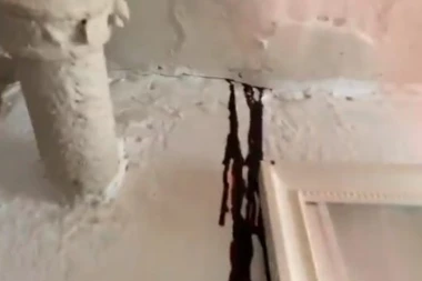 Čovek ležao mrtav u stanu danima, leš otkrili tek kad je komšijama ispod krv počela da se sliva niz zidove