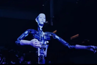 Androidska opera: Robot koji maestralno diriguje simfonijskim orkestrom, pa u zanosu i zapeva
