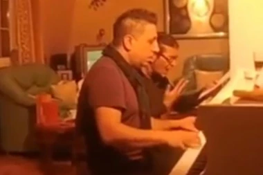 (VIDEO) PADA PLAFON! I u bolesti ga glas nije napuštao: Poslednji snimak Sinana Sakića kako peva kod kuće!