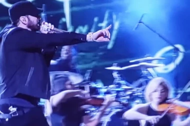 Sta će on ovde? Zvezde se zgražavale kada su ugledale Eminema na dodeli Oskara!