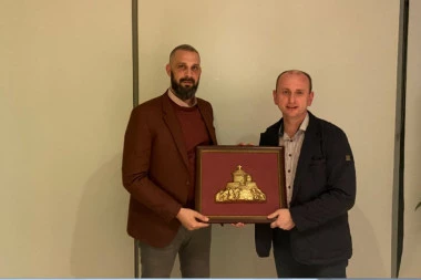 Milan Knežević posetio košarkaše Zvezde: Na poklon slika Njegoševe kapele
