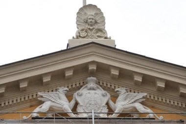 Vesić o vraćanju grba Kraljevine Srbije na zgradu železničke stanice: Obnavljamo istoriju našeg grada