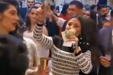 Jedva joj vidimo facu od love: Sandru Afriku na svadbi obasipali evrima!