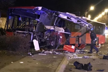 (FOTO) AUTOBUS SA 57 PUTNIKA SLETEO U KANAL! Tragičan prizor sa mesta nesreće, ima i umrlih!